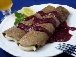 Raw Food Recipe: Stuffed Crepes with Cashew Vanilla Cream and Berry Sauce