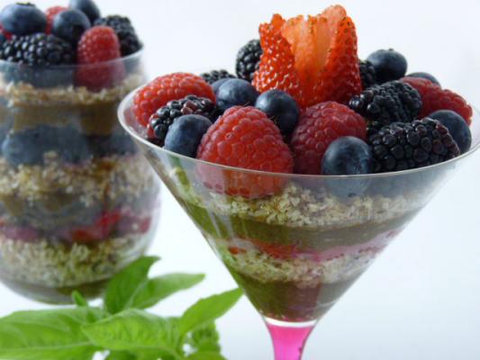Raw Food Recipe: Berries Cream ’n Crumbs Dessert