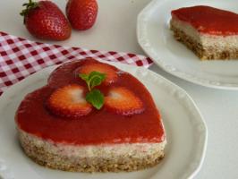 Raw Food Recipe: Strawberry Love Cake